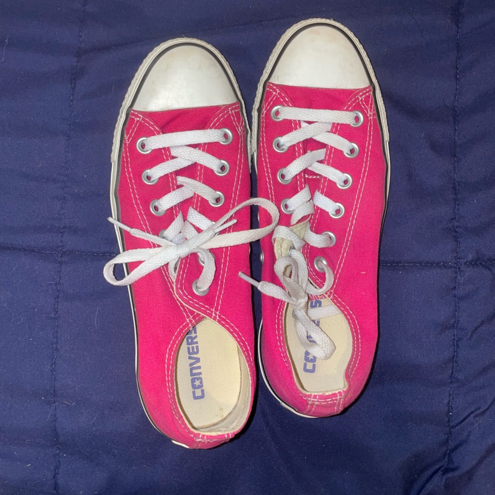 Women’s 8 converse. Dark pink color.